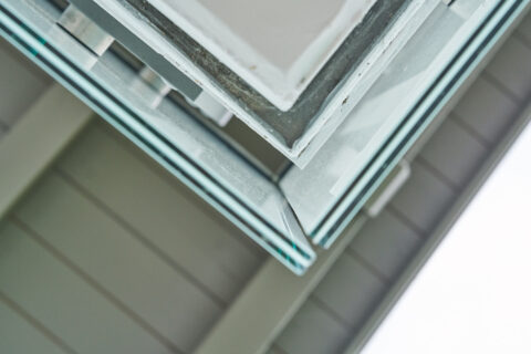 Nahaufnahme von Verbundsicherheitsglas (VSG) Schichten, die robuste Konstruktion für einen Balkon oder Kaltwintergarten.