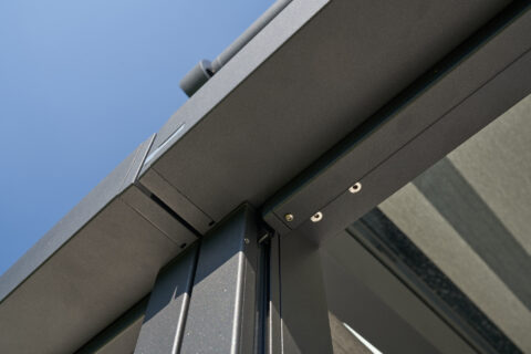 Detailansicht der unauffälligen, minimalistischen Laufschienen einer Seitenmarkise für Terrassenüberdachungen in Feldkirchen.