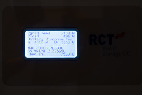 Display des RCT Hybridwechselrichters mit Leistungsdaten – Übersicht von Stromproduktion, Eigenverbrauch, Batteriestatus und Netzversorgung.