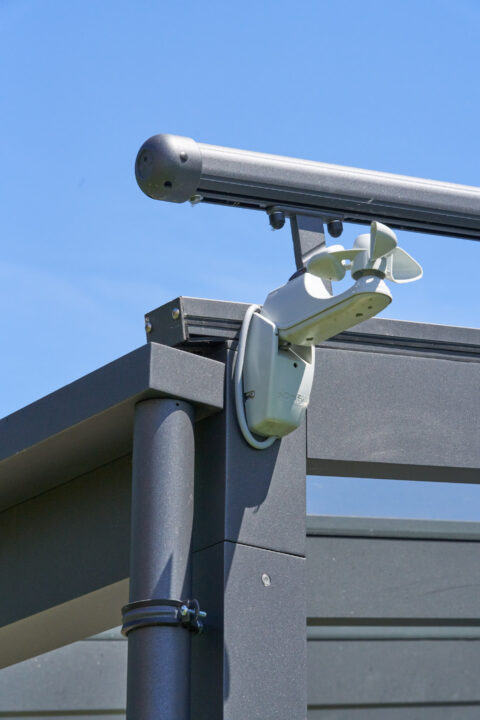 Weinor Windsensor und Sonnenwächter von Somfy an Aluminium Terrassenüberdachung, automatischer Sonnen- und Wetterschutz.