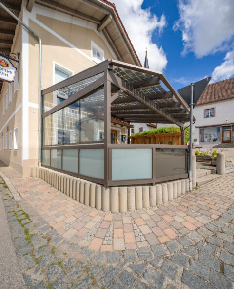 Asymmetrisches Wetterschutz-Terrassendach mit Solarmodulen am Gasthaus Schützenwirt in Niederbergkirchen.
