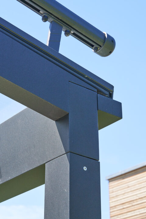 Detailansicht eines pulverbeschichteten Aluminiumprofils mit Führungsschiene einer Markise.