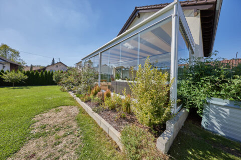Moderner Wintergarten, Glasbau mit Unterdachmarkise.