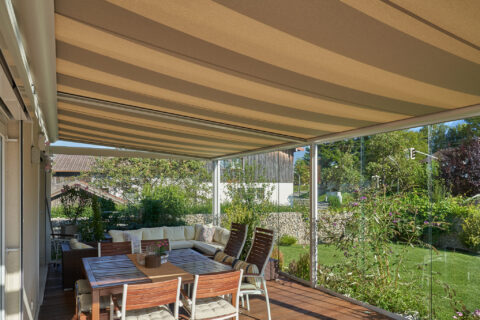 Unterdachmarkise im Kaltwintergarten in Oberpframmern bietet effektiven Sonnenschutz für Terrassenüberdachungen aus Glas.