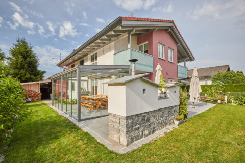Moderne Glas-Terrassenüberdachung als Kaltwintergarten an einem Einfamilienhaus in Kolbermoor, ideal für ganzjährigen Wetter…